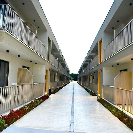 Amber Village Spille Exteriér fotografie